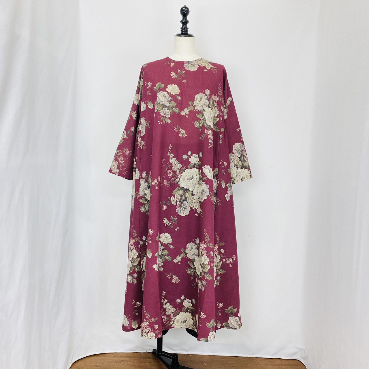 【リネンコットン花柄】サイドギャザーワンピース　多色プリント　ワイン系　8分袖　マキシ丈