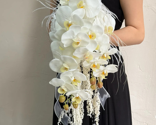 結婚式の花嫁 胡蝶蘭造花、外装ウェディングドレス、写真撮影