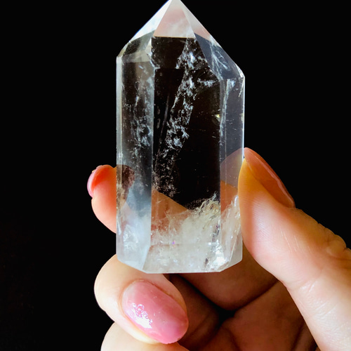 不思議な世界観を生み出す六角形の水晶ポイント原石 虹の光も顔を出す神秘的エナジー 不思議な世界観を生み出す六角形の水晶ポイント原石 虹の光も顔