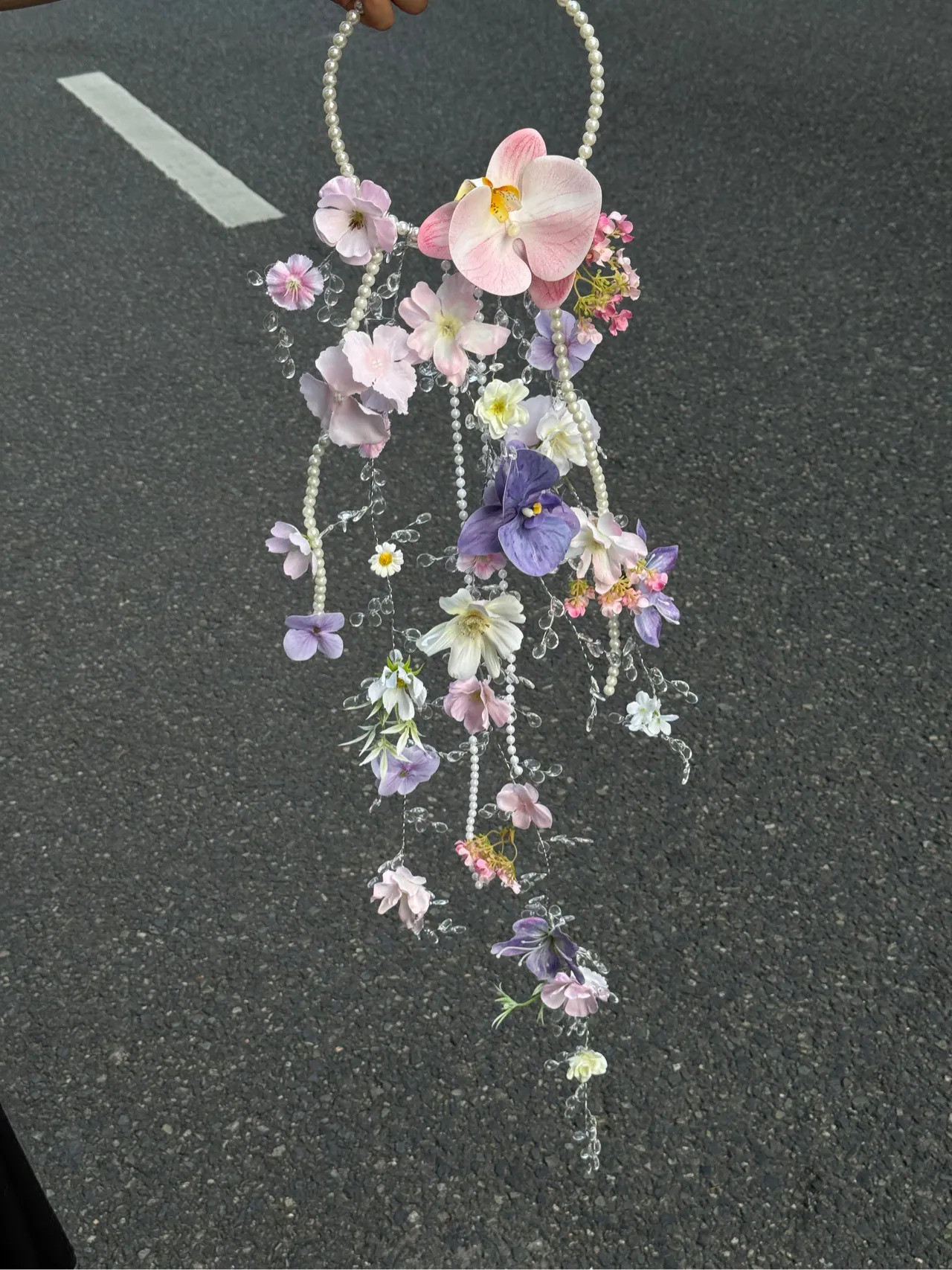 結婚式の花嫁 造花、外装ウェディングドレス、写真撮影、結婚式の花嫁の手のブーケ