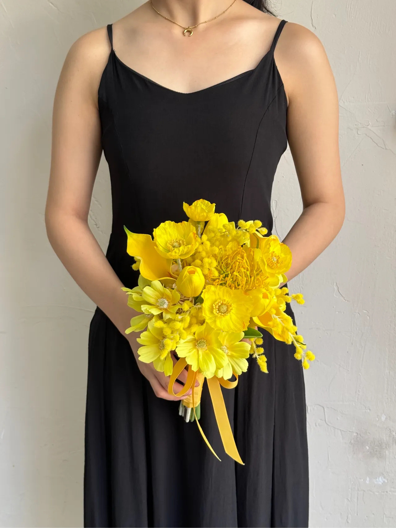 結婚式の花嫁 造花、外装ウェディングドレス、写真撮影、結婚式の花嫁の手のブーケ