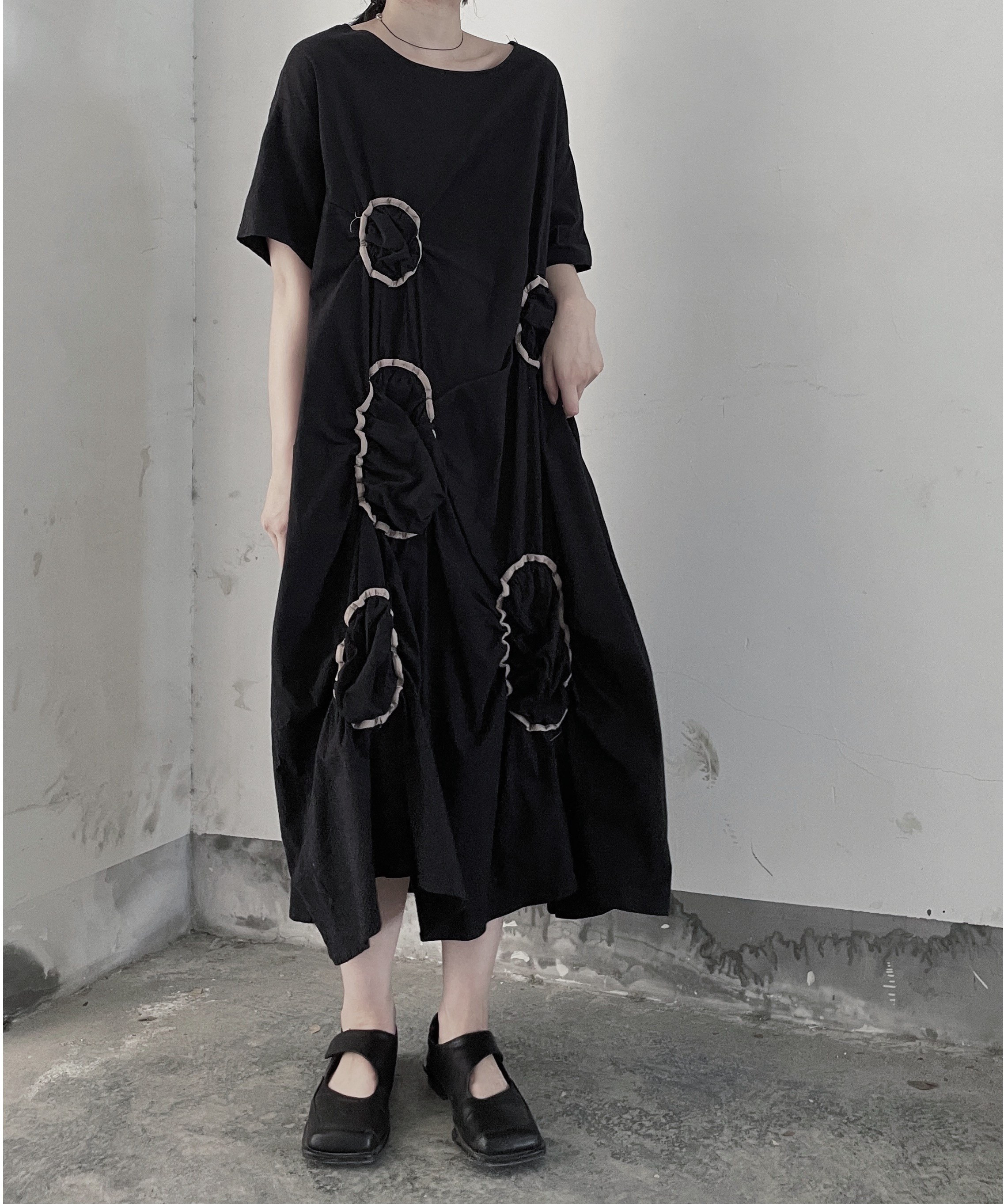 生地の立体感と配色の縁取りが個性的☆ランダムギャザーワンピース ブラック