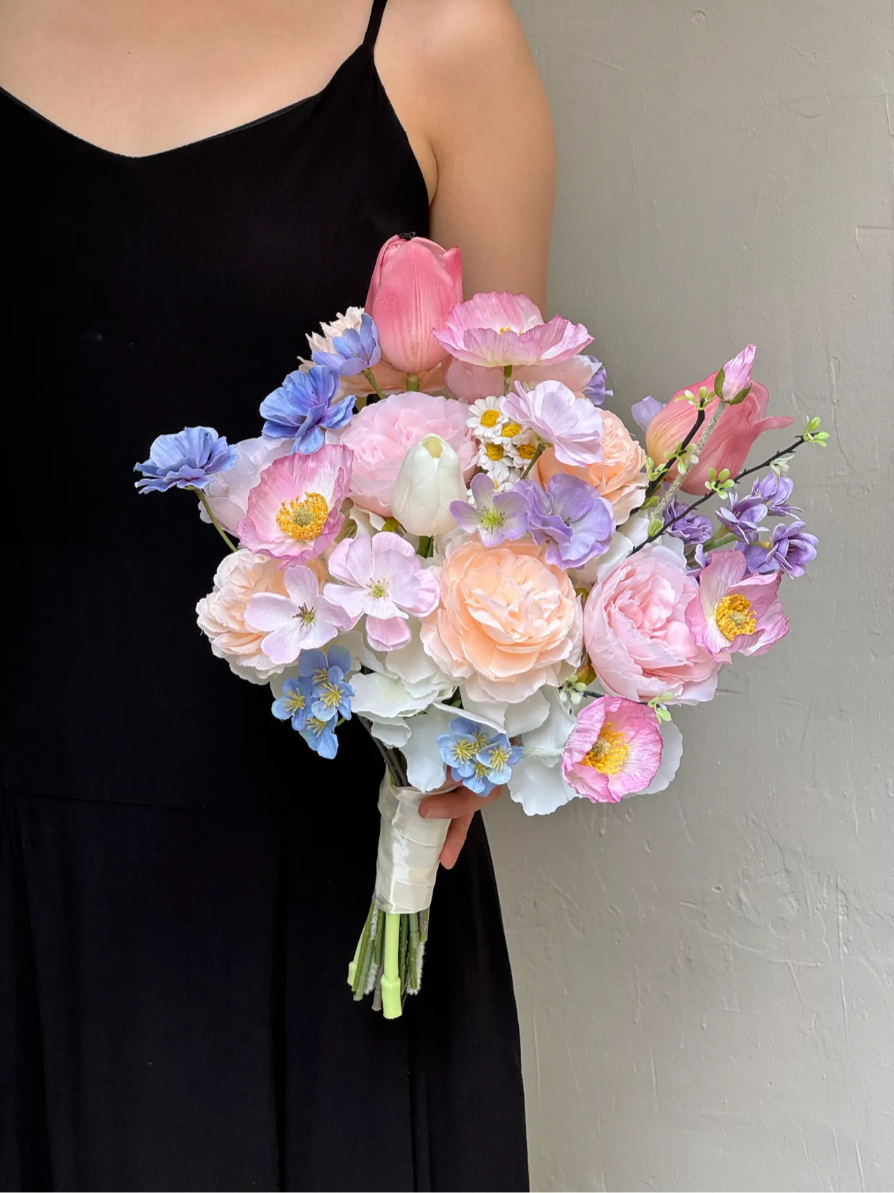 結婚式の花嫁 造花、外装ウェディングドレス、写真撮影、結婚式の花嫁の手のブーケ