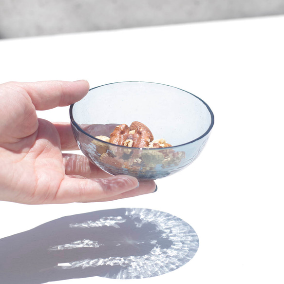 青いガラスボウル ナス ブルーガラス ボウル｜鉢・ボウル｜料理家 栗原はるみ レシピ