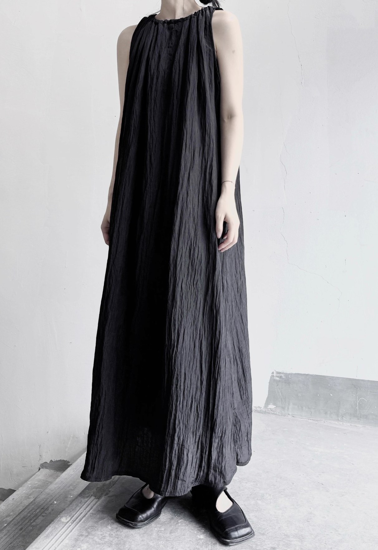 黒のIラインで品良くスタイルアップ♪ノースリーブ リンクルワンピース