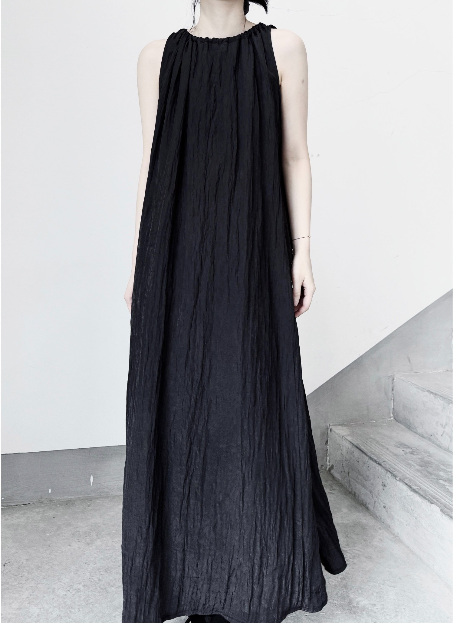 黒のIラインで品良くスタイルアップ♪ノースリーブ リンクルワンピース