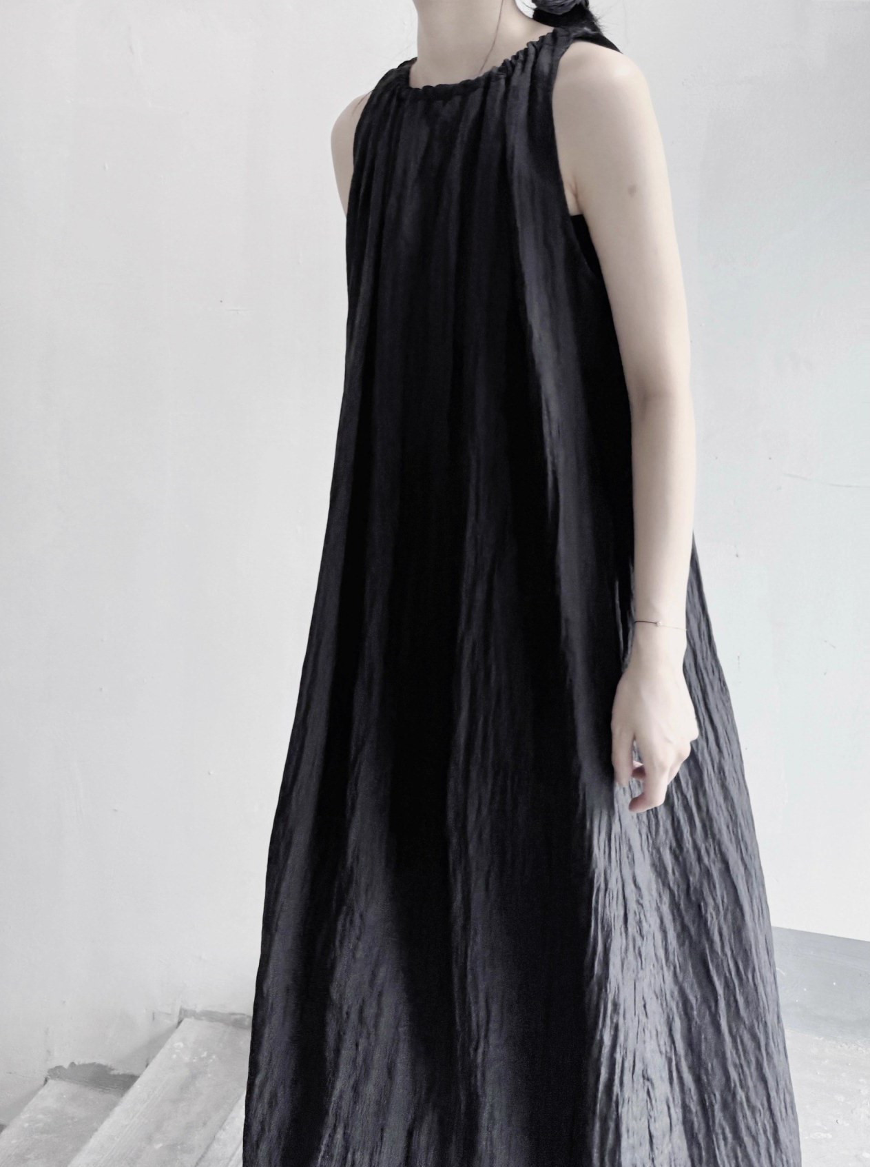 黒のIラインで品良くスタイルアップ♪ノースリーブ リンクルワンピース 8,510円