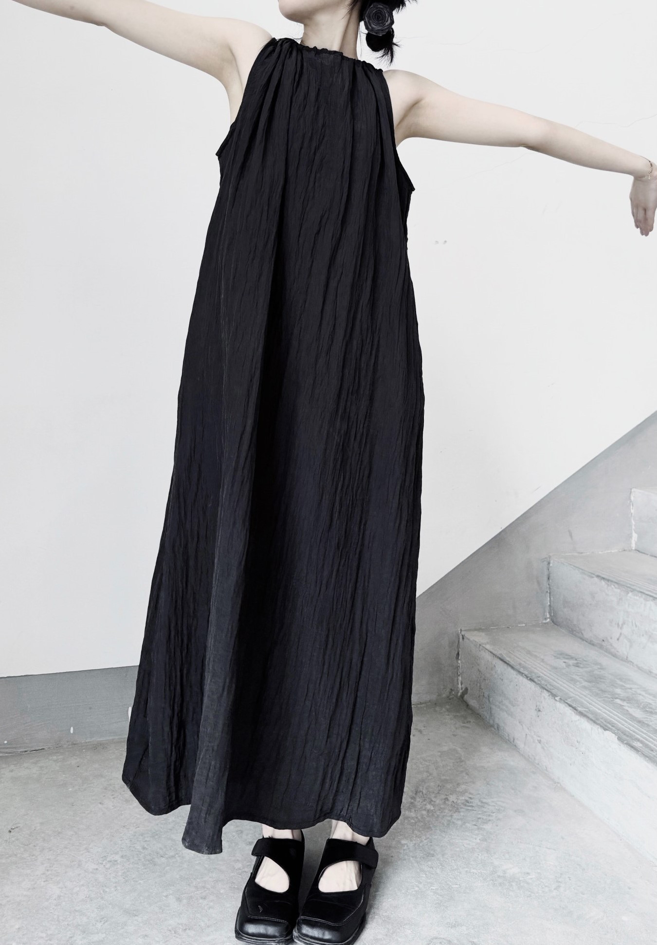 黒のIラインで品良くスタイルアップ♪ノースリーブ リンクルワンピース