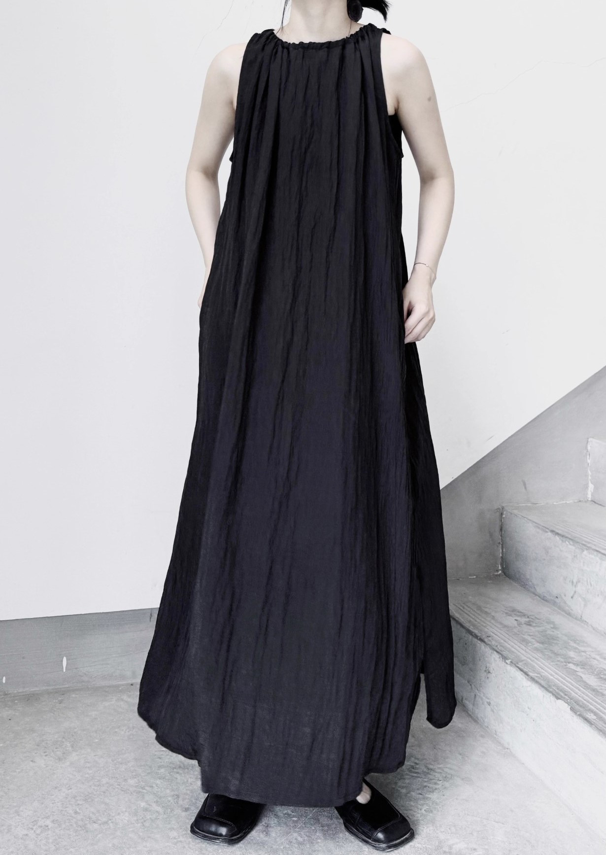 黒のIラインで品良くスタイルアップ♪ノースリーブ リンクルワンピース