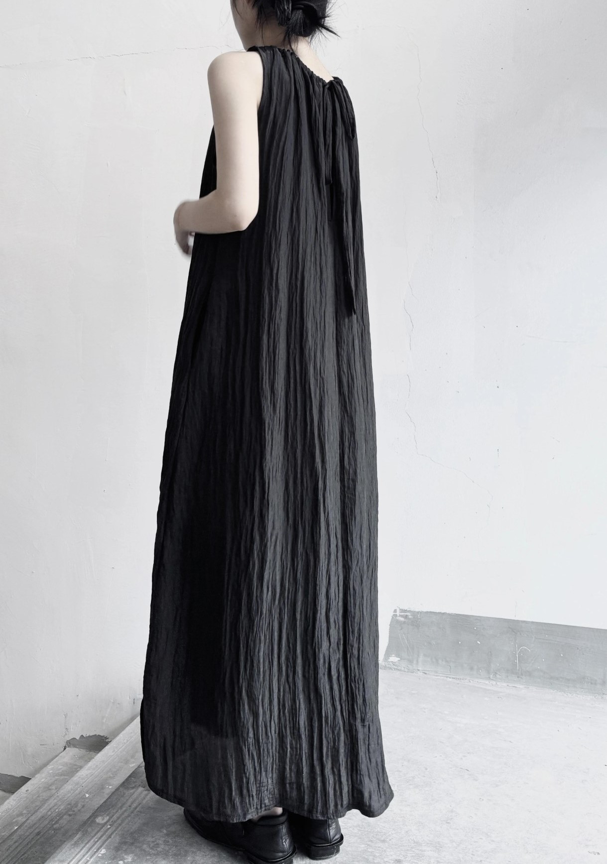 黒のIラインで品良くスタイルアップ♪ノースリーブ リンクルワンピース