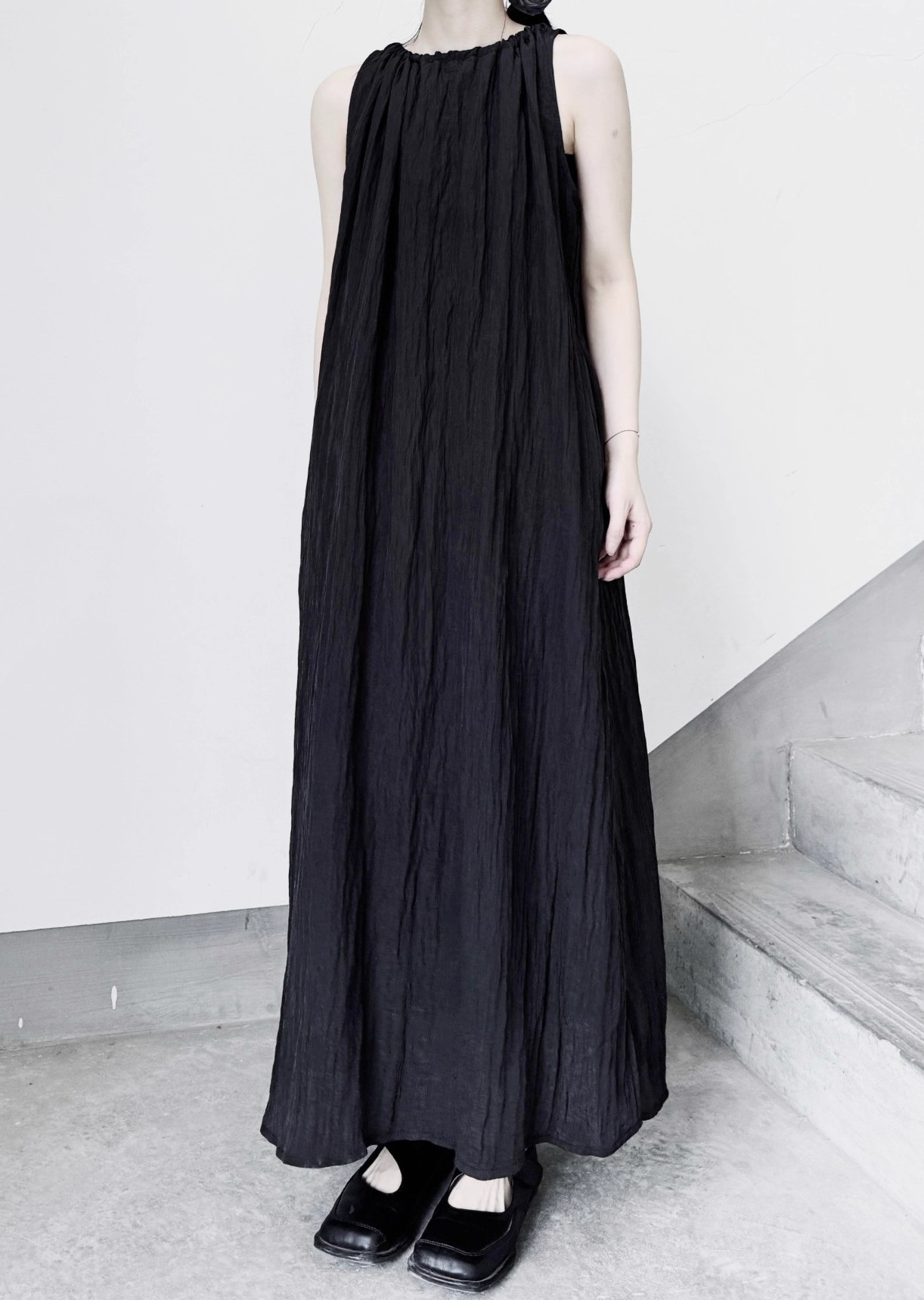 黒のIラインで品良くスタイルアップ♪ノースリーブ リンクルワンピース