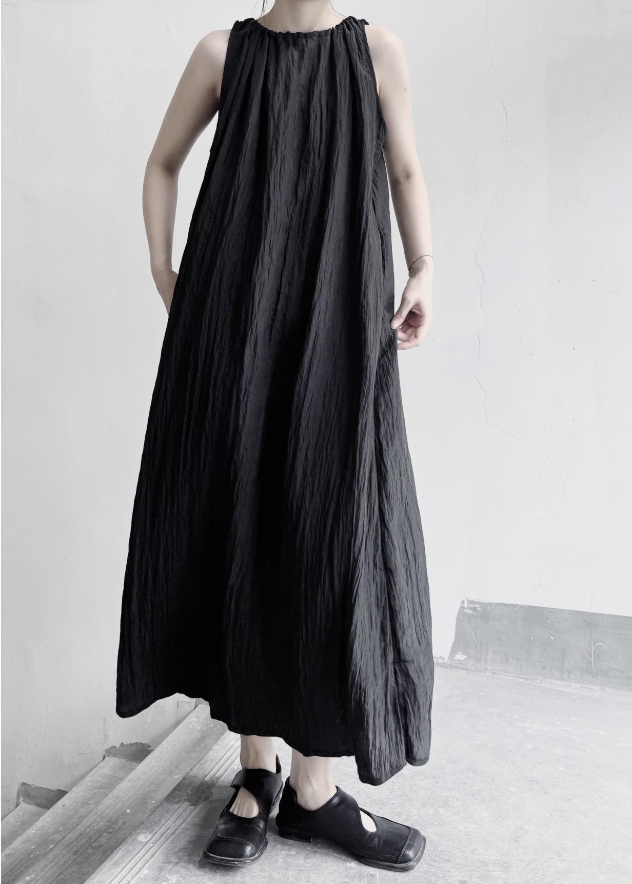 黒のIラインで品良くスタイルアップ♪ノースリーブ リンクルワンピース