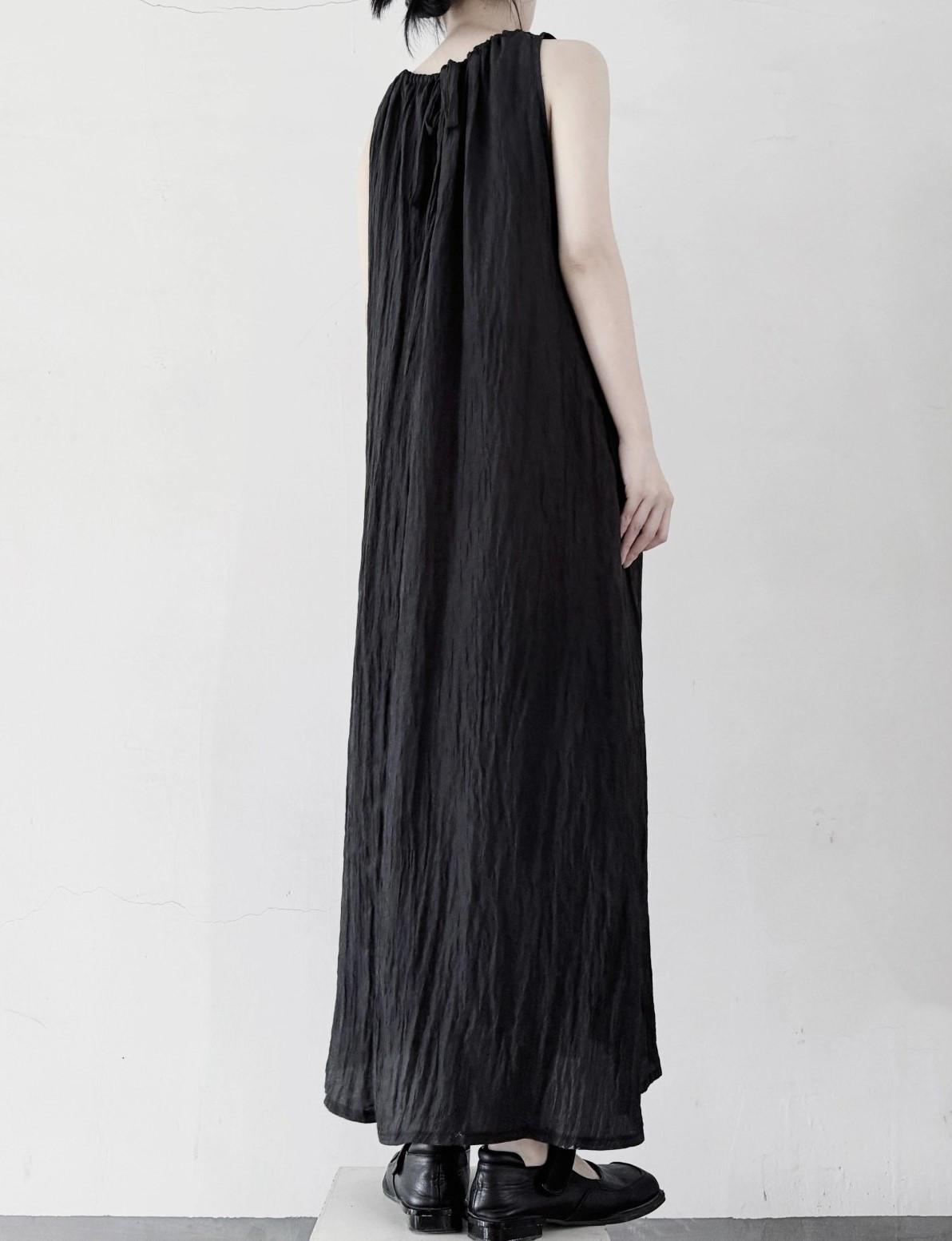 黒のIラインで品良くスタイルアップ♪ノースリーブ リンクルワンピース