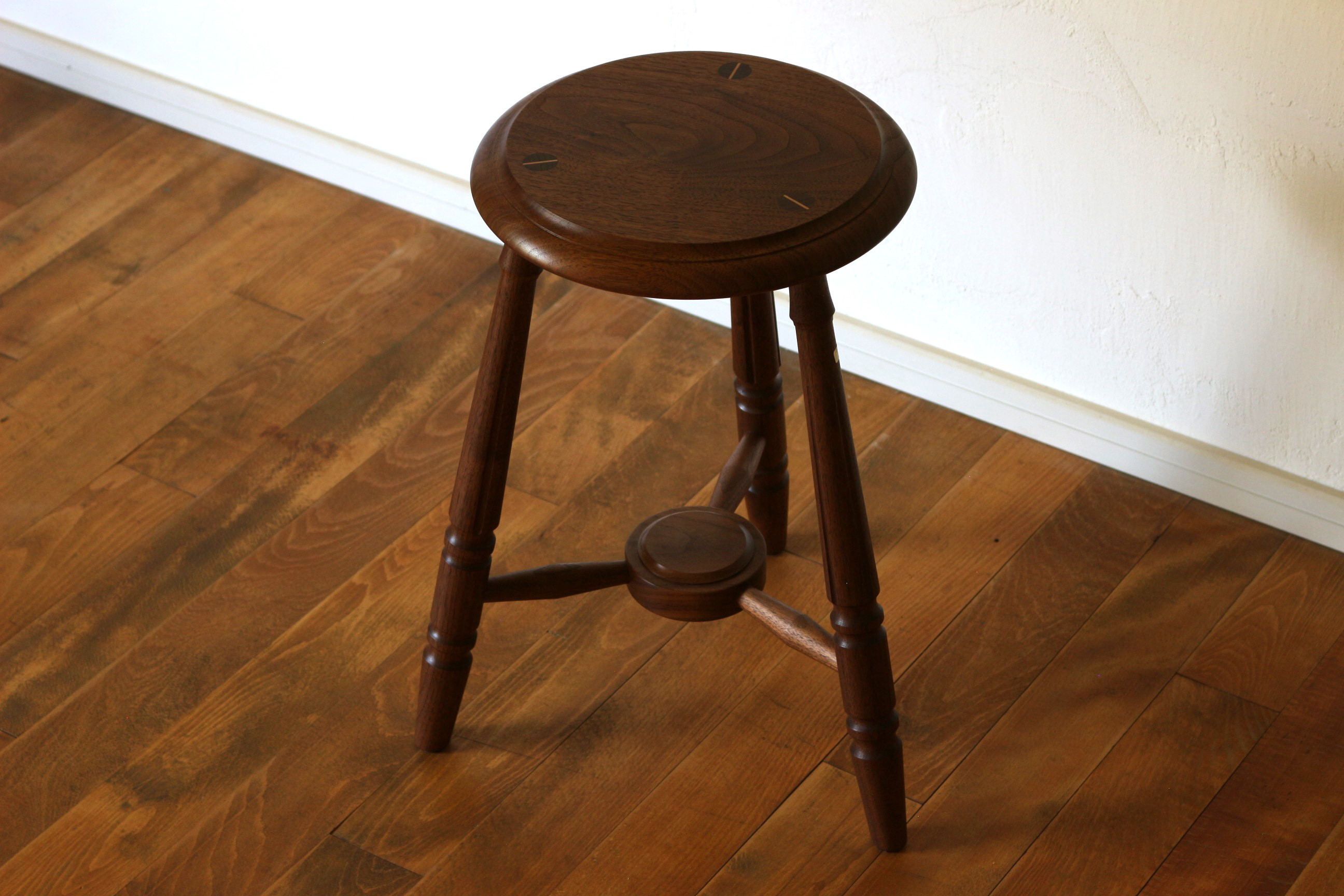 丸座面の3本脚スツール （ウォールナット） 28,875円