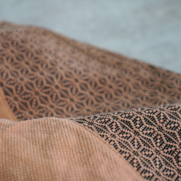 カーブパンツ/コーラルピンク/三河木綿 刺し子織 刺し子織 サイドを丸く切り替えたこだわりシルエット