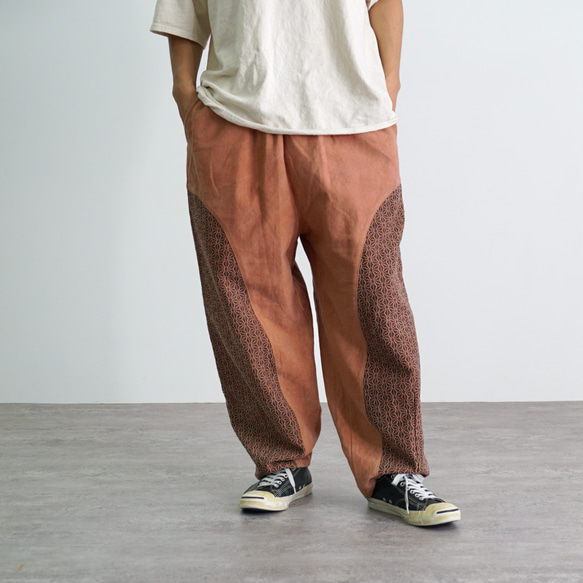 カーブパンツ/コーラルピンク/三河木綿 刺し子織 刺し子織 サイドを丸く切り替えたこだわりシルエット