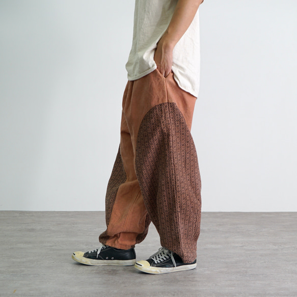 カーブパンツ/コーラルピンク/三河木綿 刺し子織 刺し子織 サイドを丸く切り替えたこだわりシルエット