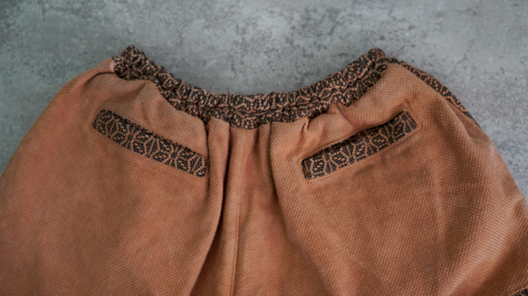 カーブパンツ/コーラルピンク/三河木綿 刺し子織 刺し子織 サイドを丸く切り替えたこだわりシルエット