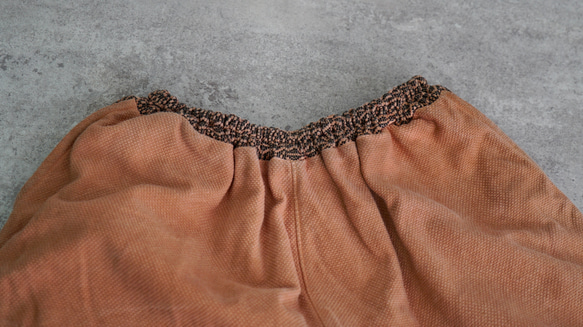 カーブパンツ/コーラルピンク/三河木綿 刺し子織 刺し子織 サイドを丸く切り替えたこだわりシルエット