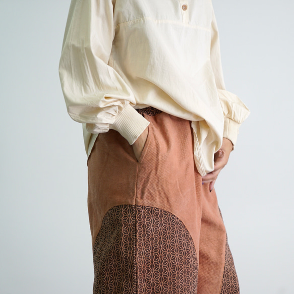 カーブパンツ/コーラルピンク/三河木綿 刺し子織 刺し子織 サイドを丸く切り替えたこだわりシルエット