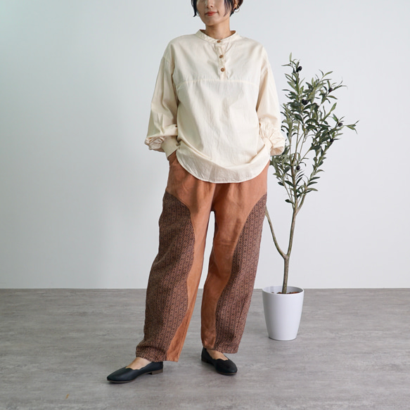 カーブパンツ/コーラルピンク/三河木綿 刺し子織 刺し子織 サイドを丸く切り替えたこだわりシルエット