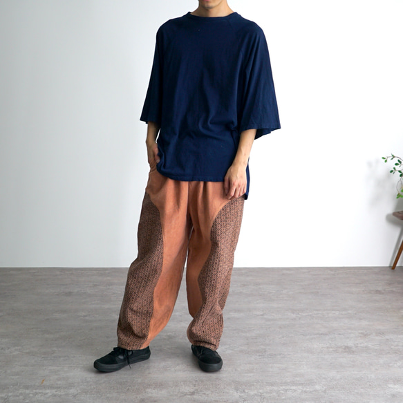 カーブパンツ/コーラルピンク/三河木綿 刺し子織 刺し子織 サイドを丸く切り替えたこだわりシルエット