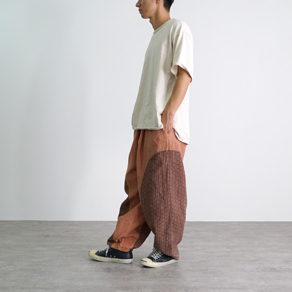 カーブパンツ/コーラルピンク/三河木綿 刺し子織 刺し子織 サイドを丸く切り替えたこだわりシルエット