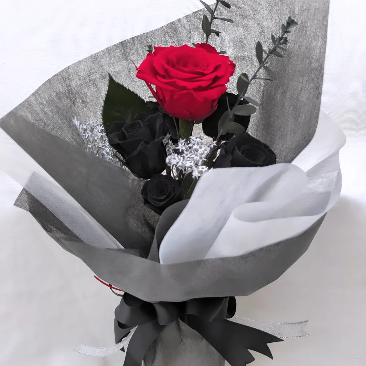 黒薔薇の魔法発動中シリーズ／プリザーブドフラワー大輪の赤い薔薇と黒薔薇の花束　love forever　永遠の愛