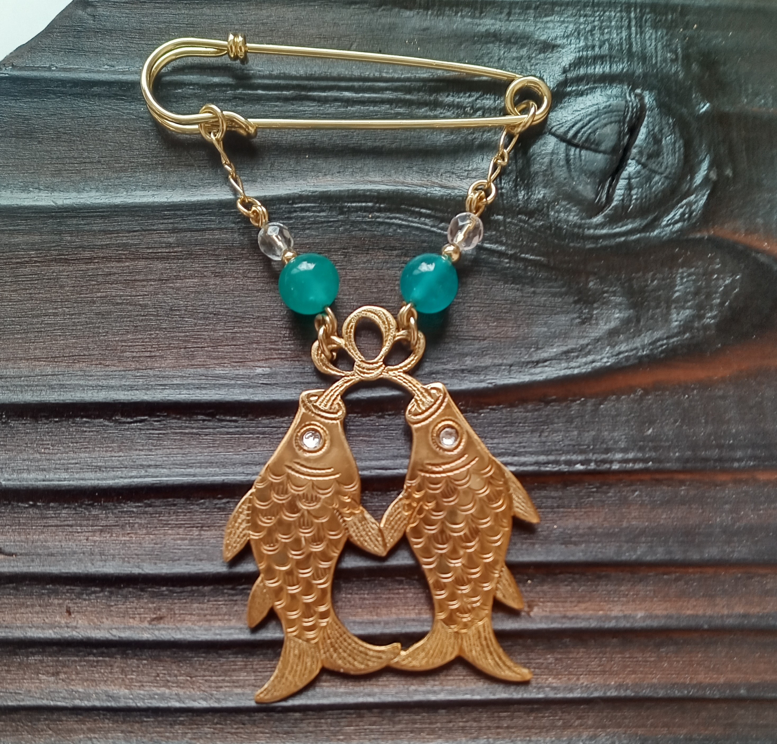 結び双魚ブローチ　青緑玉