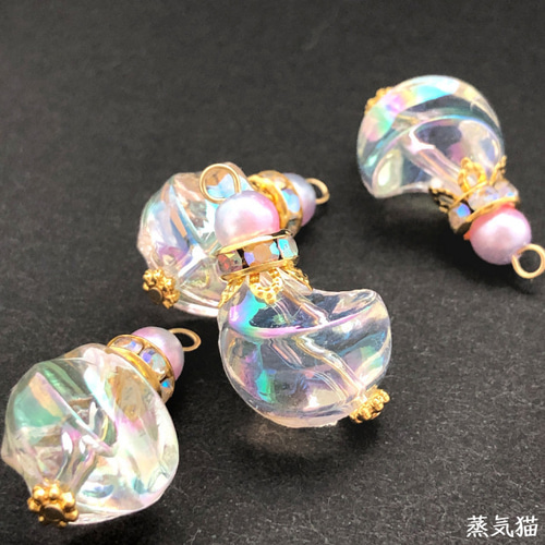 虹色ひねりチャーム 4個【a5207 海夏ピアス イヤリング 手作り材料 