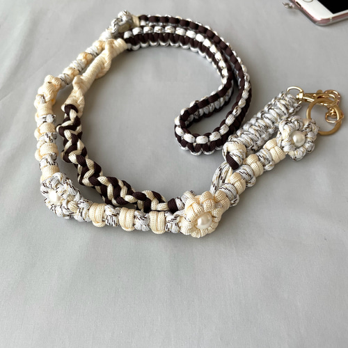 パラコードで作るお花のスマホショルダーストラップ(クリーム×ホワイト