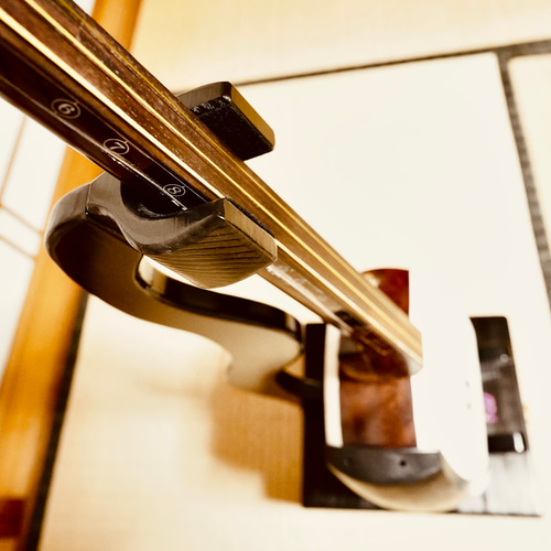 24時間以内に発送】手作り木工 木製三味線スタンド （漆仕上げ