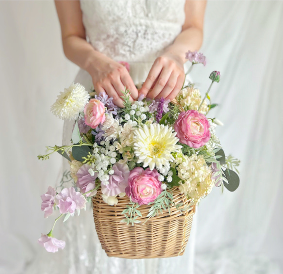 即納OK！！ガーベラとラナンキュラスのふわふわ海外風バスケットブーケ・アレンジメント 　　ご了承ください