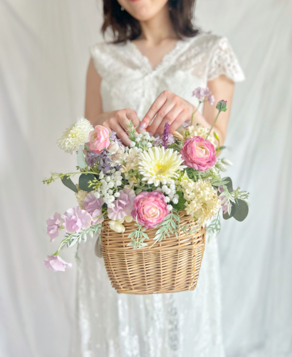 即納OK！！ガーベラとラナンキュラスのふわふわ海外風バスケットブーケ・アレンジメント 　　ご了承ください