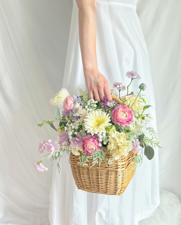即納OK！！ガーベラとラナンキュラスのふわふわ海外風バスケットブーケ・アレンジメント 　　ご了承ください