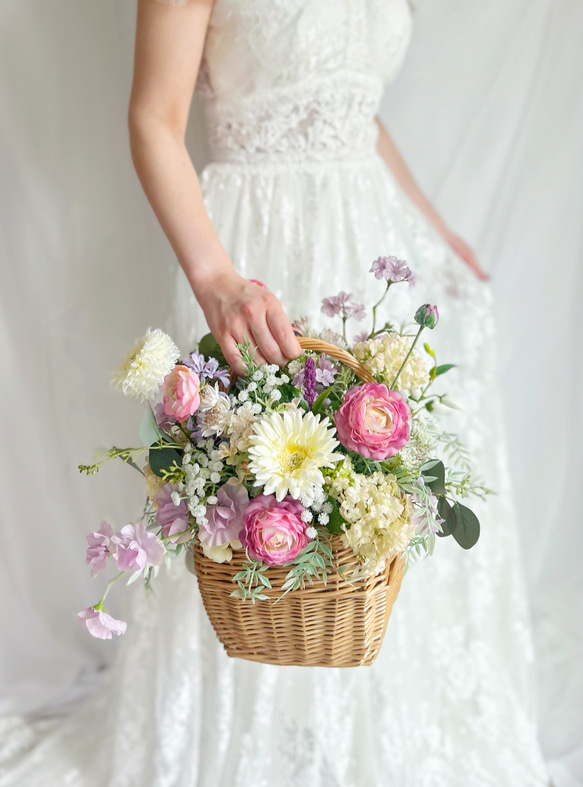 即納OK！！ガーベラとラナンキュラスのふわふわ海外風バスケットブーケ・アレンジメント 　　ご了承ください