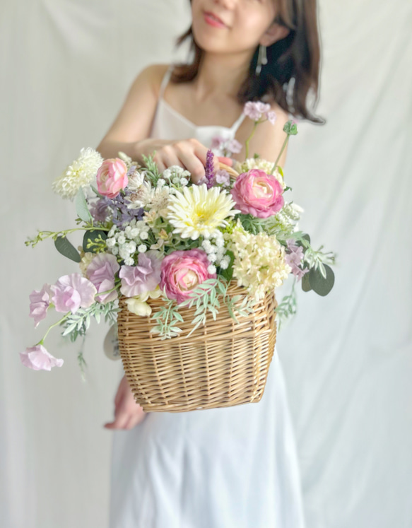即納OK！！ガーベラとラナンキュラスのふわふわ海外風バスケットブーケ・アレンジメント 　　ご了承ください
