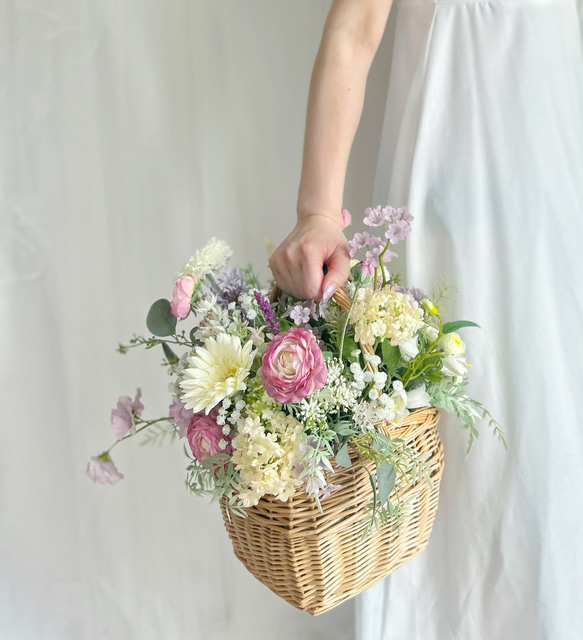 即納OK！！ガーベラとラナンキュラスのふわふわ海外風バスケットブーケ・アレンジメント 　　ご了承ください