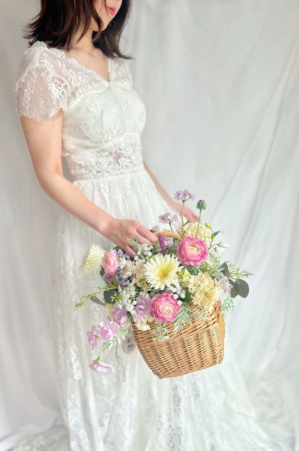 即納OK！！ガーベラとラナンキュラスのふわふわ海外風バスケットブーケ・アレンジメント 　　ご了承ください