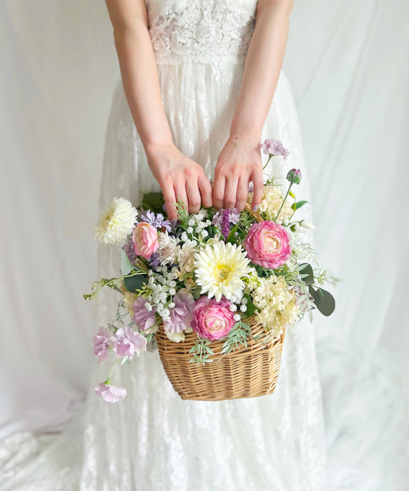 即納OK！！ガーベラとラナンキュラスのふわふわ海外風バスケットブーケ・アレンジメント 　　ご了承ください