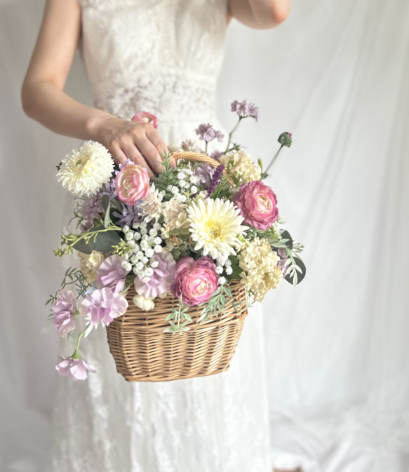即納OK！！ガーベラとラナンキュラスのふわふわ海外風バスケットブーケ・アレンジメント 　　ご了承ください