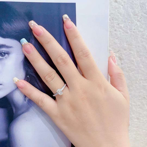 GIA鑑定書付き 0.71ct天然ダイヤモンド K18 指輪 指輪・リング CHIC