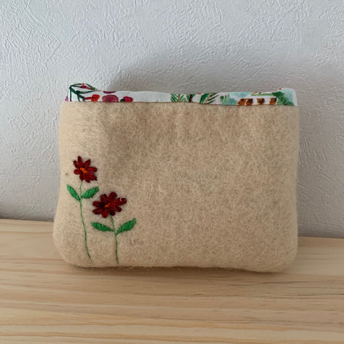 お出かけ猫さん刺繍　羊毛フェルト生地のポーチ お出かけ猫さん刺繍 羊毛フェルト生地のポーチ Amazon.co.jp: 猫