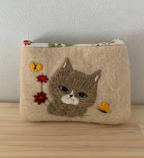お出かけ猫さん刺繍　羊毛フェルト生地のポーチ お出かけ猫さん刺繍羊毛フェルト生地のポーチ