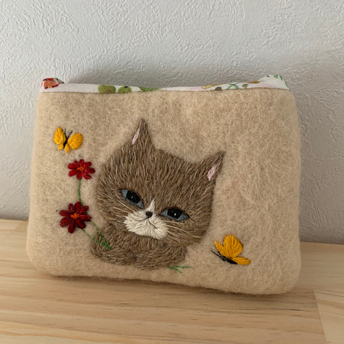 猫さんのティーブレイク　羊毛フェルト生地のポーチ リネン糸刺繍の猫さん 羊毛フェルト生地のポーチ ポーチ はなひなこ