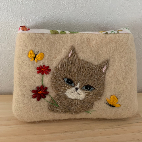 リネン糸刺繍の猫さん 羊毛フェルト生地のポーチ ポーチ はなひなこ