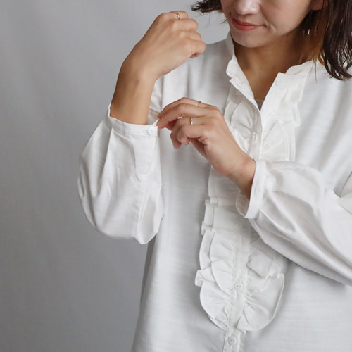 最終sale　ギマ擬麻コットン　バンドカラー　花びらフリル　シャツ　ブラウス　羽織り　ジャケット ゆったり オフホワイト A21A ラスト5 夏2025 上質ギマ擬麻コットン 花びらフリル シャツ