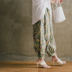 夏にぴったり！バルーンパンツ ハーフリネン アラジンパンツ フラワー グリーン ボタニカル ゆったり 半端丈 2枚目の画像