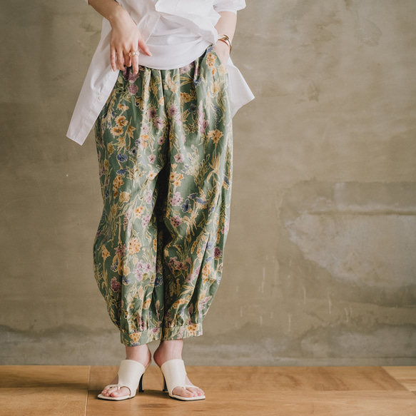 夏にぴったり！バルーンパンツ ハーフリネン アラジンパンツ フラワー グリーン ボタニカル ゆったり 半端丈 1枚目の画像