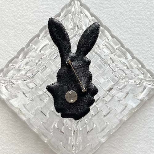 ビーズ刺繍のブローチ -紳士的なウサギ- ブローチ Belva! 通販